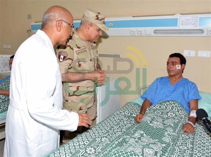وزير الدفاع يطمئن على مصابي عمليات القوات المسلحة