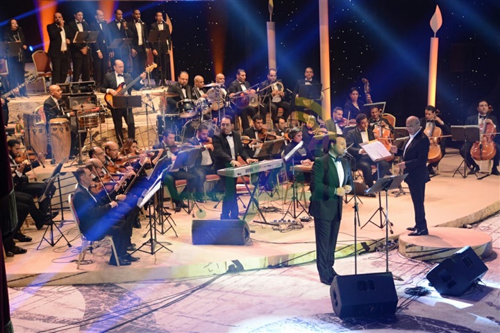 بالصور.. عاصي الحلاني يبدأ الحفل على أنغام كبيرة يا مصر