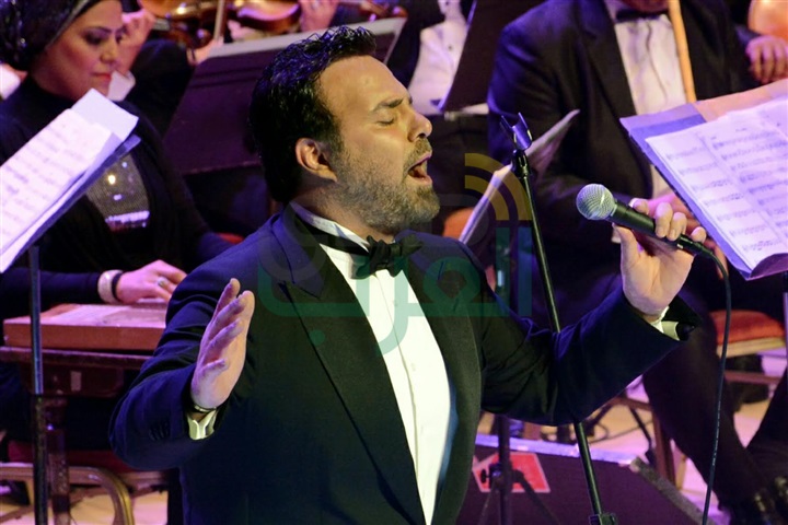 بالصور.. عاصي الحلاني يبدأ الحفل على أنغام كبيرة يا مصر