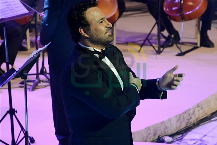 بالصور.. عاصي الحلاني يبدأ الحفل على أنغام كبيرة يا مصر