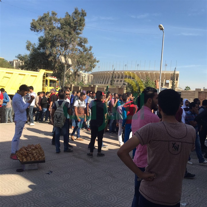 بالصور.. حشد جماهيري أمام استاد القاهرة انتظارًا لتذاكر غانا 