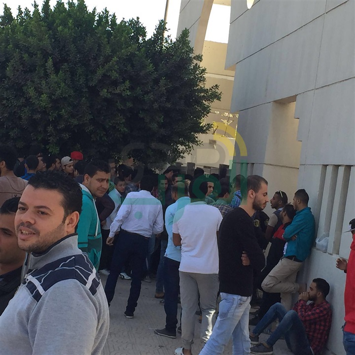 بالصور.. حشد جماهيري أمام استاد القاهرة انتظارًا لتذاكر غانا 