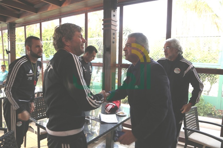 بالصور.. وزير الرياضة يشهد مران المنتخب بإستاد برج العرب