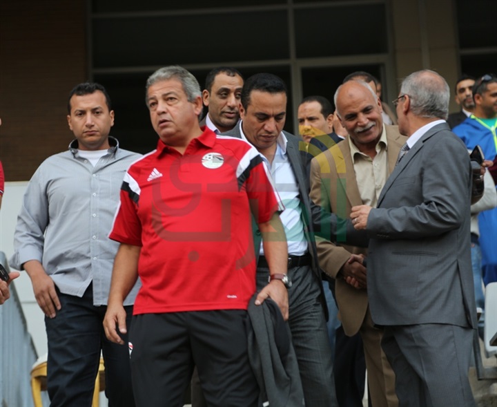 بالصور.. وزير الرياضة يشهد مران المنتخب بإستاد برج العرب