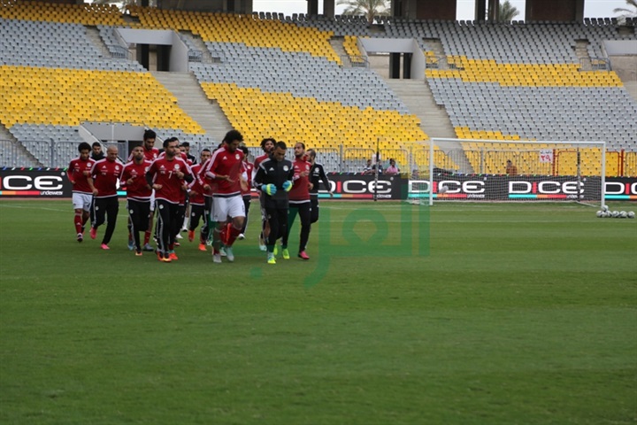 بالصور.. وزير الرياضة يشهد مران المنتخب بإستاد برج العرب
