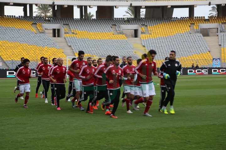بالصور.. وزير الرياضة يشهد مران المنتخب بإستاد برج العرب