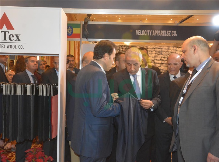 وزير التجارة والصناعة يفتتح فعاليات المعرض الأول للصناعات النسيجية