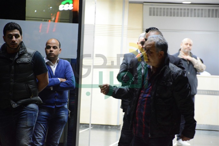بالصور.. السقا وكريم عبد العزيز في انتظار جثمان الساحر