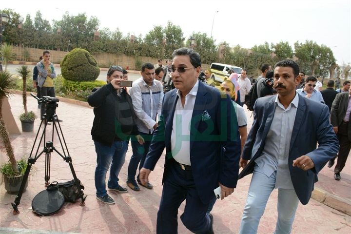 بالصور.. نجوم مصر في وداع الفنان محمود عبد العزيز بالصور.. نجوم مصر في وداع الفنان محمود عبد العزيز