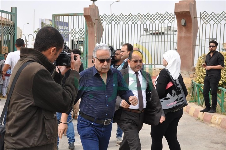 بالصور.. نجوم مصر في وداع الفنان محمود عبد العزيز بالصور.. نجوم مصر في وداع الفنان محمود عبد العزيز