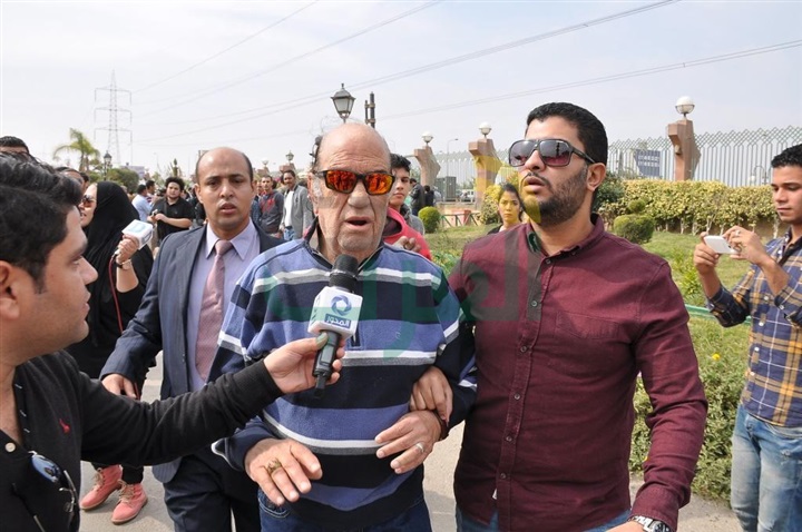 بالصور.. نجوم مصر في وداع الفنان محمود عبد العزيز بالصور.. نجوم مصر في وداع الفنان محمود عبد العزيز