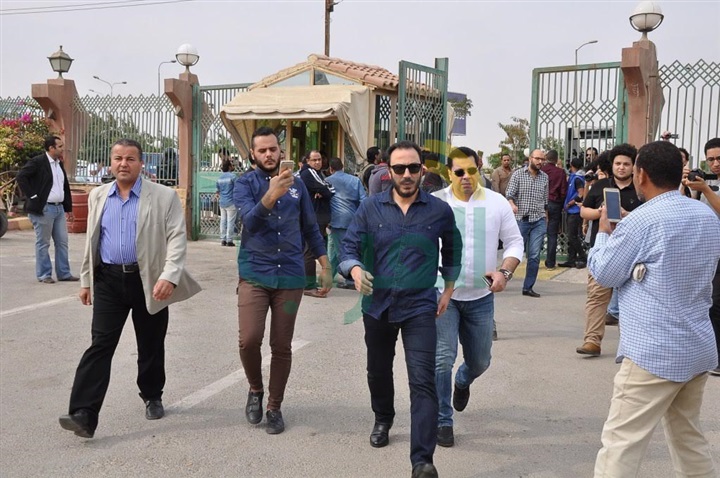 بالصور.. نجوم مصر في وداع الفنان محمود عبد العزيز بالصور.. نجوم مصر في وداع الفنان محمود عبد العزيز