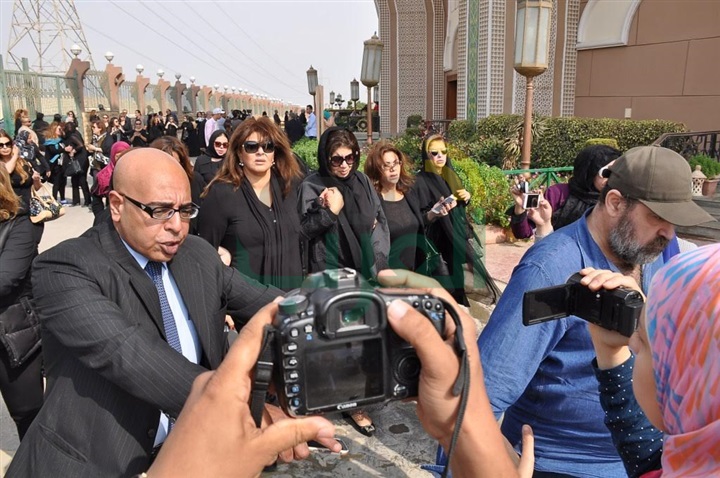 بالصور.. نجوم مصر في وداع الفنان محمود عبد العزيز بالصور.. نجوم مصر في وداع الفنان محمود عبد العزيز