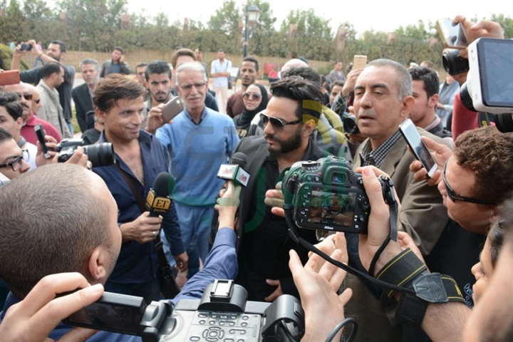 بالصور.. نجوم مصر في وداع الفنان محمود عبد العزيز بالصور.. نجوم مصر في وداع الفنان محمود عبد العزيز