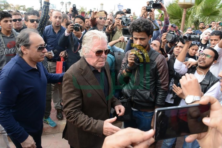 بالصور.. نجوم مصر في وداع الفنان محمود عبد العزيز بالصور.. نجوم مصر في وداع الفنان محمود عبد العزيز