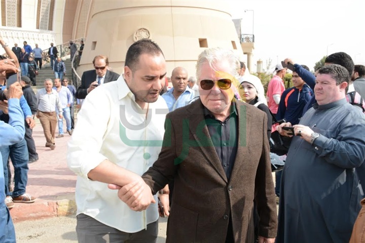 بالصور.. نجوم مصر في وداع الفنان محمود عبد العزيز بالصور.. نجوم مصر في وداع الفنان محمود عبد العزيز