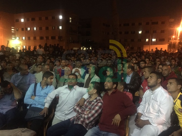 جابر نصار يشاهد مباراة المنتخب مع طلاب المدينة الجامعية 