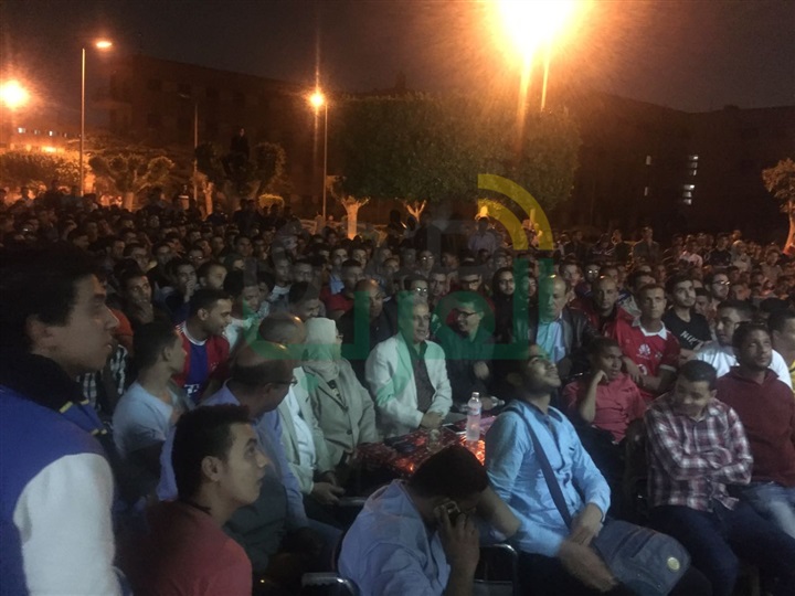جابر نصار يشاهد مباراة المنتخب مع طلاب المدينة الجامعية 