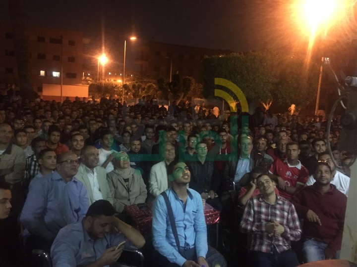 جابر نصار يشاهد مباراة المنتخب مع طلاب المدينة الجامعية 