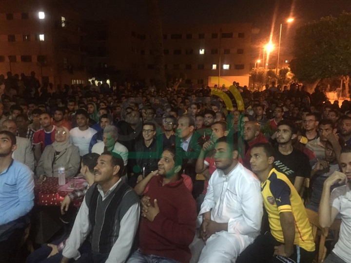 جابر نصار يشاهد مباراة المنتخب مع طلاب المدينة الجامعية 