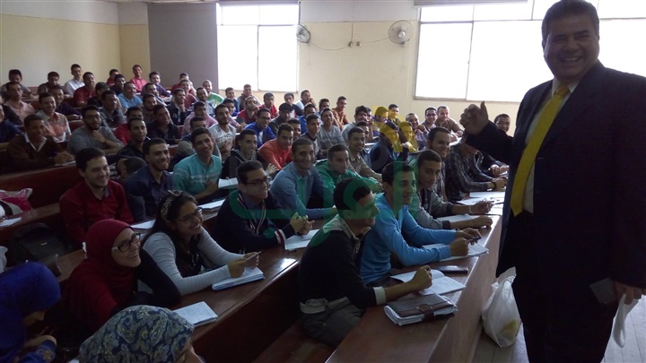 رئيس جامعة بنها يؤكد أهمية الإرتقاء بالخدمة الطبية  للطلاب