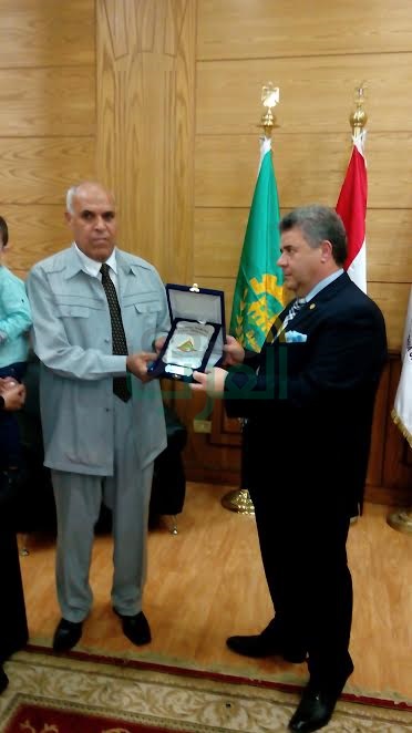 مجلس عمداء بنها يكرم اسرة الشهيد نقيب عبدالله الجندى