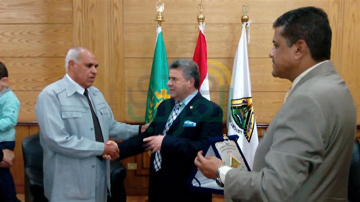مجلس عمداء بنها يكرم اسرة الشهيد نقيب عبدالله الجندى