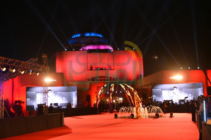 توافد النجوم علي السجادة الحمراء لمهرجان القاهرة السينمائي توافد النجوم علي السجادة الحمراء لمهرجان القاهرة السينمائي