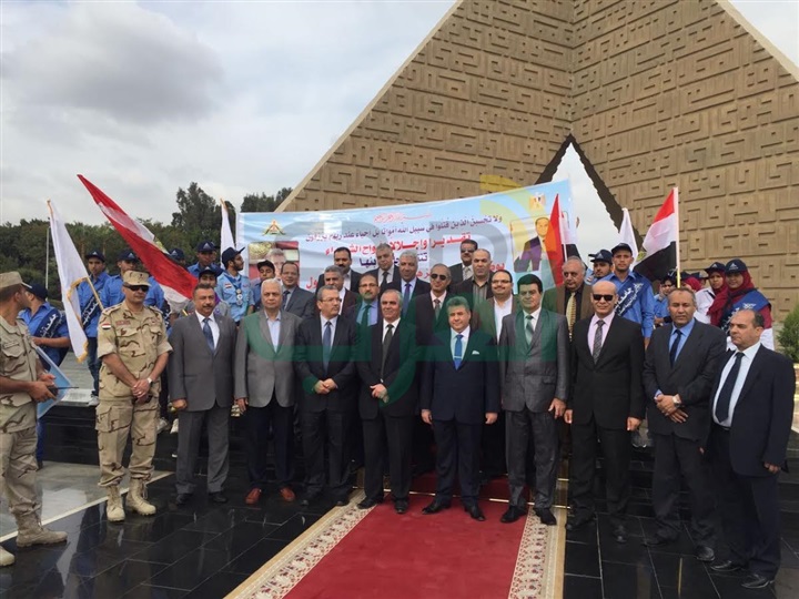 بالصور.. رئيس جامعة بنها يضع أكاليل الزهور على النصب التذكاري لشهداء الجيش