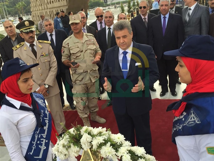 بالصور.. رئيس جامعة بنها يضع أكاليل الزهور على النصب التذكاري لشهداء الجيش