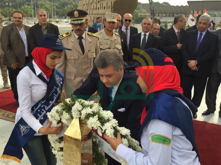 بالصور.. رئيس جامعة بنها يضع أكاليل الزهور على النصب التذكاري لشهداء الجيش