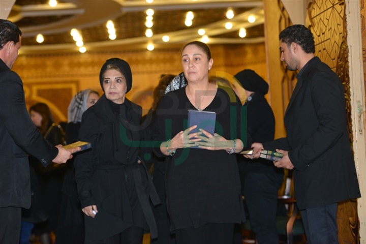 بالصور.. النجوم فى عزاء محمود عبد العزيز بالصور.. النجوم فى عزاء محمود عبد العزيز