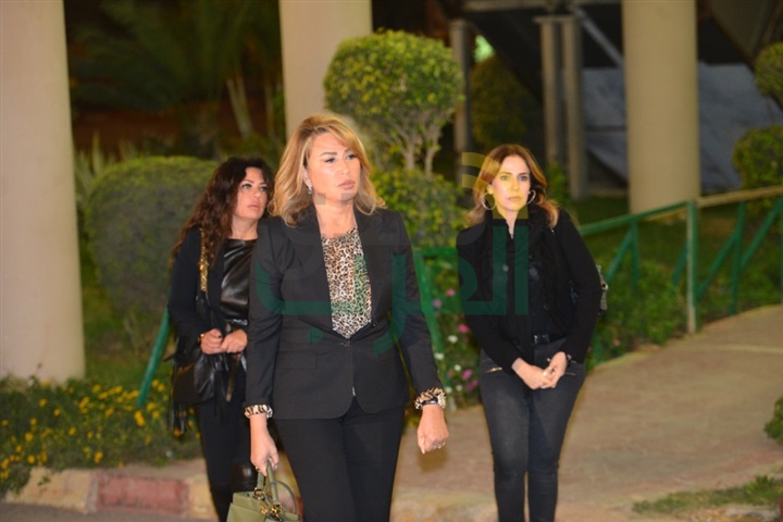 بالصور.. النجوم فى عزاء محمود عبد العزيز بالصور.. النجوم فى عزاء محمود عبد العزيز