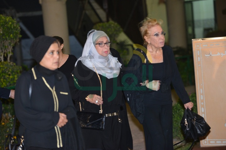 بالصور.. النجوم فى عزاء محمود عبد العزيز بالصور.. النجوم فى عزاء محمود عبد العزيز