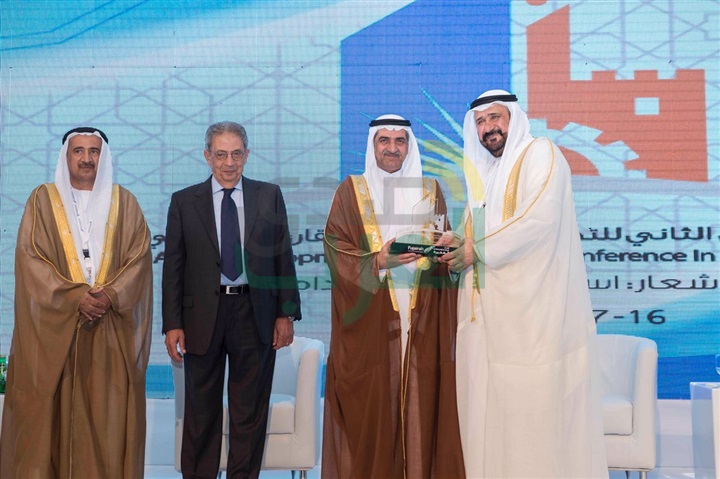 حاكم الفجيرة الإماراتية يحصل على قلادة "العربي للاستثمار والتطوير العقاري"