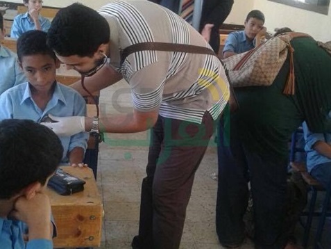 "طب بنها" تدعم قرى ومدارس القليوبية بالعلاج والملابس