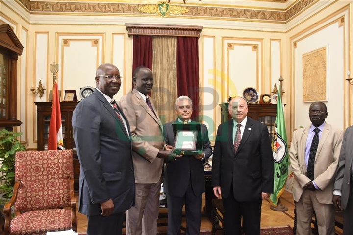  بالصور.. رئيس جامعة القاهرة يستقبل وزير التعليم العالي لـ"جنوب السودان" 