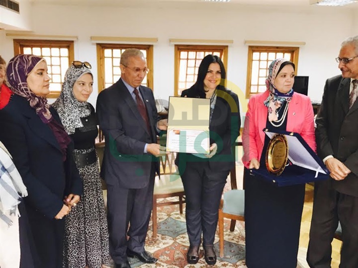  تكريم الصبان بإهدائها درع تكريم حركة رائدات المستقبل بالأعلى للثقافة