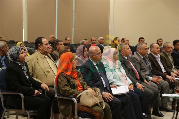بالصور.. وزير الشباب والرياضة يبحث البرامج والمشروعات الإنشائية