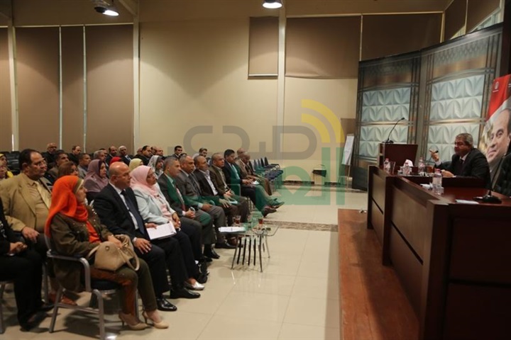 بالصور.. وزير الشباب والرياضة يبحث البرامج والمشروعات الإنشائية