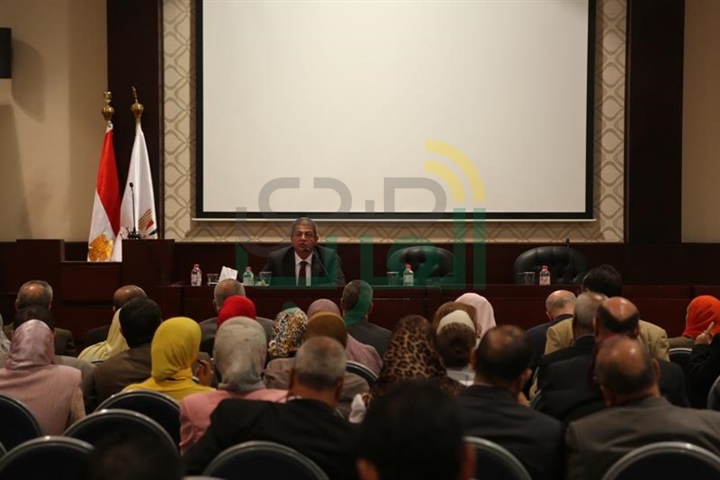 بالصور.. وزير الشباب والرياضة يبحث البرامج والمشروعات الإنشائية