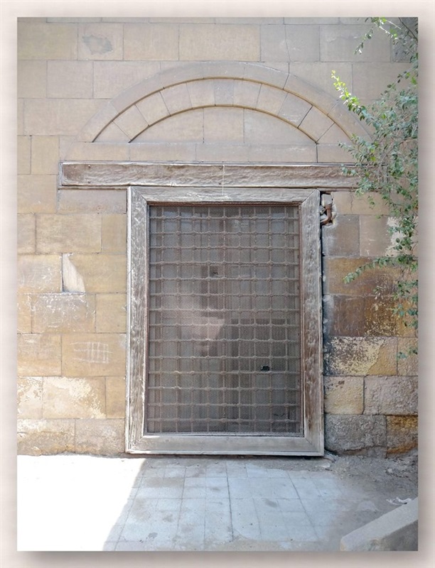 شباك مسجد الإمام الشافعي رضي الله عنه ظل مفتوحاً منذ زمن صلاح الدين الأيوبى الى شباك مسجد الإمام الشافعي رضي الله عنه ظل مفتوحاً منذ زمن صلاح الدين الأيوبى الى