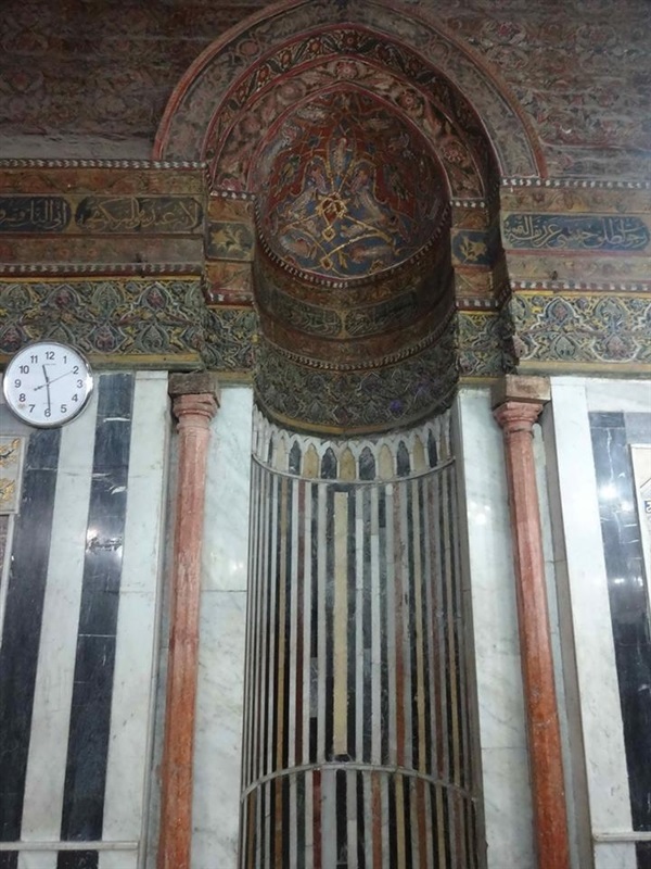 العامود أو الأسطوانة الرخامية التاريخية بضريح أو قبة الإمام الشافعي رضي الله عنه العامود أو الأسطوانة الرخامية التاريخية بضريح أو قبة الإمام الشافعي رضي الله عنه