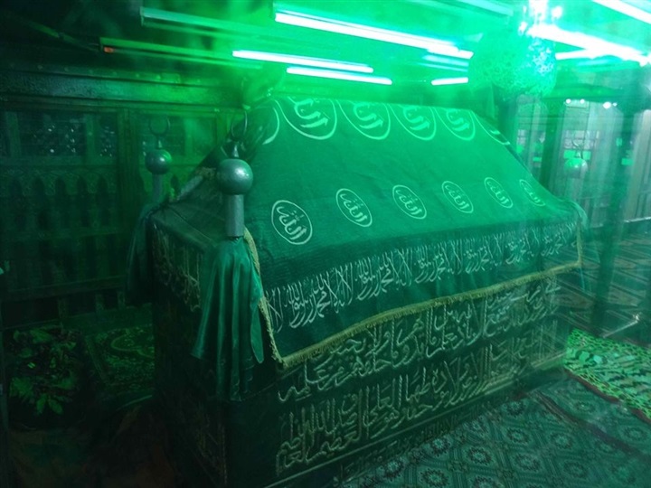 مقام الإمام الشافعي رضي الله عنه من الداخل مقام الإمام الشافعي رضي الله عنه من الداخل