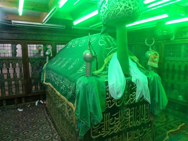 مقام الإمام الشافعي رضي الله عنه من الداخل مقام الإمام الشافعي رضي الله عنه من الداخل