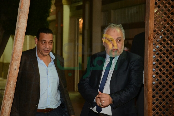 الفنانون يتوافدون على  عزاء والدة  الفنان طارق عبد العزيز