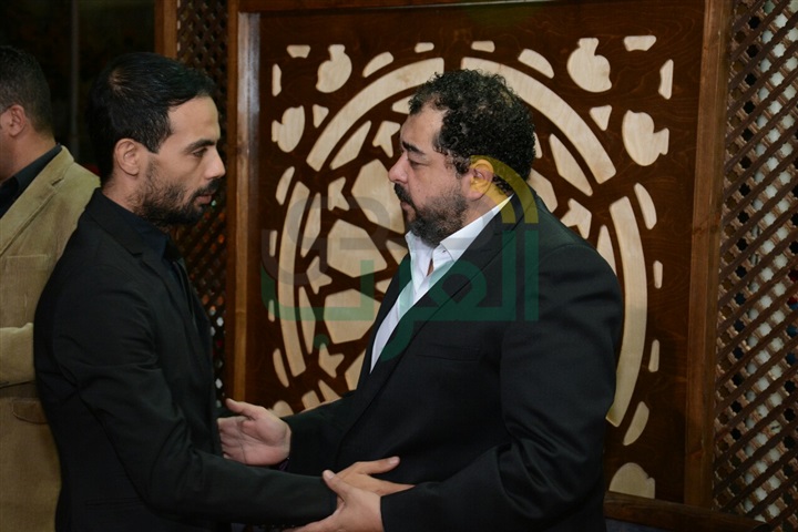 الفنانون يتوافدون على  عزاء والدة  الفنان طارق عبد العزيز