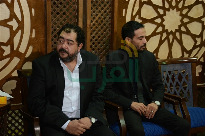 الفنانون يتوافدون على  عزاء والدة  الفنان طارق عبد العزيز