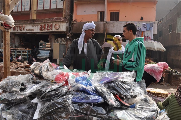 صحفي صدى العرب يتحدث مع أحد الباعة الجائلين