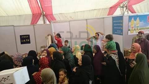 بالصور.. افتتاح منفذ بيع السلع الغذائية بشبين القناطر